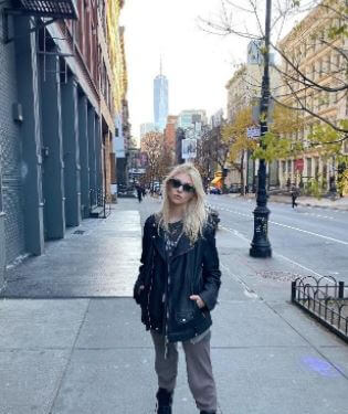 Taylor Momsen in the casual outfit at street.